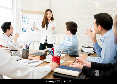 Asiatische Geschäftsfrau Führer in einem Treffen mit ihrem multi-ethnischen Kollegen im Büro, die Verkaufsdaten oder Prognosen für präsentieren Ein Projekt Stockfoto
