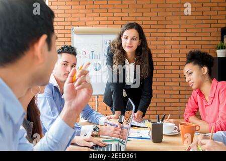 Weibliche Geschäftsführerin, die auf das Äußern ihrer Kollegin achtet Meinung im Verkaufsgespräch Stockfoto