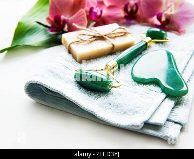 Natürliche Hautpflege und Spa Produkte mit handgemachten Naturseifen, Jade Gesicht Walze und Baumwolle Handtuch closeup, Wellness und Hautpflege Konzept, natürliche organische Wir Stockfoto