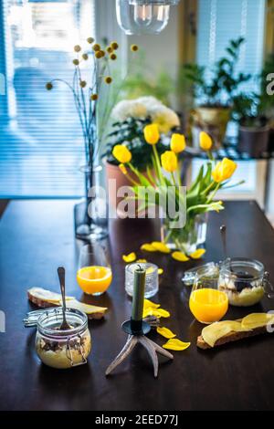 Vertikale selektive Fokusaufnahme des Frühstücks für zwei Personen in einem Restaurant Stockfoto