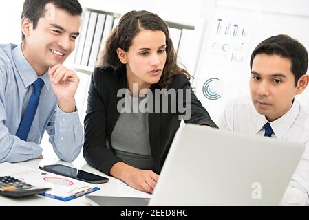 Geschäftsführerin, die ihr Team über die Arbeit am ausbilden soll Tagungsraum im Büro Stockfoto