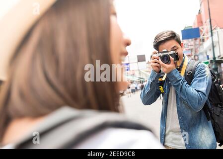 Reisen Asiatische Paar Touristen Rucksacktouristen fotografieren in Khao san Road, Bangkok, Thailand auf Urlaub Stockfoto