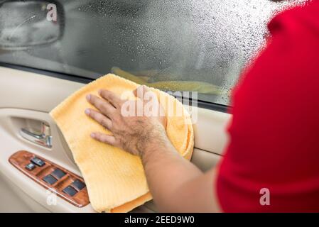 Auto Pflege Service Personal Reinigung Autotür Innenverkleidung mit mikrofasertuch Stockfoto