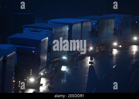Waidhaus, Deutschland. Februar 2021, 16th. LKW stehen im Stau nahe der deutsch-tschechischen Grenze. Die verschärften deutschen Einreisebestimmungen an der Grenze zur Tschechischen Republik zum Schutz vor gefährlichen Varianten des Coronavirus traten in der Nacht vom 14,02.2021 in Kraft. Quelle: Armin Weigel/dpa/Alamy Live News Stockfoto
