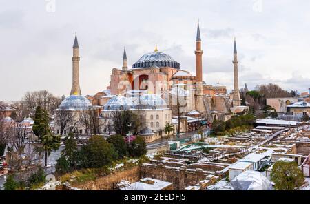 Verschneite Tage auf dem Sultanahmet Platz. ISTANBUL, TÜRKEI. Verschneite Landschaft mit HAGIA SOPHIA. Stockfoto