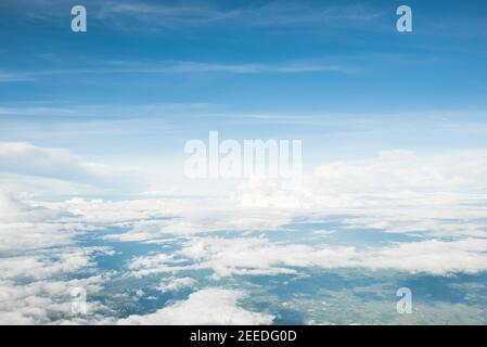 Schöne Luftaufnahme von Wolken im Sommer blauen Himmel und Land, aus dem Flugzeug genommen Stockfoto