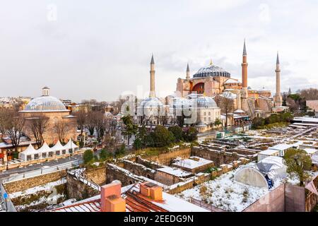 Verschneite Tage auf dem Sultanahmet Platz. ISTANBUL, TÜRKEI. Verschneite Landschaft mit HAGIA SOPHIA. Stockfoto