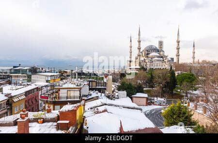 Verschneite Tage auf dem Sultanahmet Platz. ISTANBUL, TÜRKEI. Verschneite Landschaft mit der Blauen Moschee (Sultanahmet Camii). Stockfoto