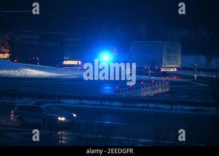 Waidhaus, Deutschland. Februar 2021, 16th. Ein Polizeiauto kündigt kurz nach der deutsch-tschechischen Grenze am frühen Morgen eine Inspektion vor einem Parkplatz an, daneben stehen Fahrzeuge. In der Nacht vom 14,02.2021 traten die verschärften Einreisebestimmungen Deutschlands an der Grenze zur Tschechischen Republik zum Schutz vor gefährlichen Varianten des Coronavirus in Kraft. Quelle: Armin Weigel/dpa/Alamy Live News Stockfoto