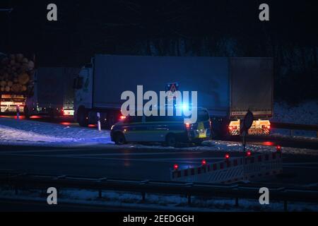 Waidhaus, Deutschland. Februar 2021, 16th. Ein Polizeiauto kündigt kurz nach der deutsch-tschechischen Grenze am frühen Morgen eine Inspektion vor einem Parkplatz an, daneben stehen Fahrzeuge. In der Nacht vom 14,02.2021 traten die verschärften Einreisebestimmungen Deutschlands an der Grenze zur Tschechischen Republik zum Schutz vor gefährlichen Varianten des Coronavirus in Kraft. Quelle: Armin Weigel/dpa/Alamy Live News Stockfoto