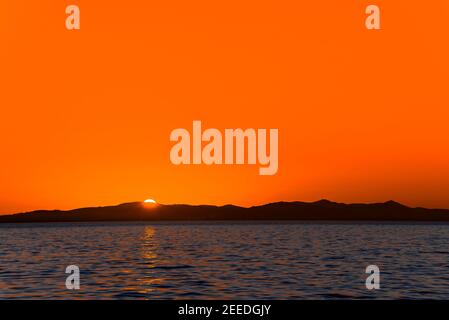 Hintergrund mit Landschaft von Sonnenuntergang über dem Meer, Blick vom Strand in Zadar, Dalmatien, Kroatien Stockfoto