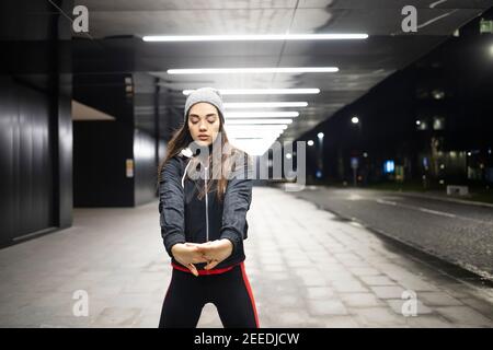 Frau streckt ihre beiden Hände vor ihrem Outdoor-Training Stockfoto