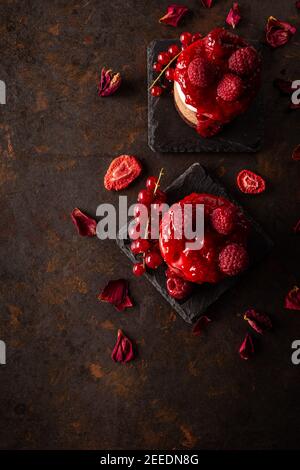 Flache Laie von Käsekuchen mit Himbeere auf grünem Hintergrund Stockfoto