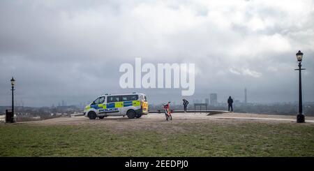 Lockdown London: Während der Pandemie in London überwacht ein Polizeiwagen die Besucher des beliebten Aussichtspunkts Primrose Hill in London Stockfoto