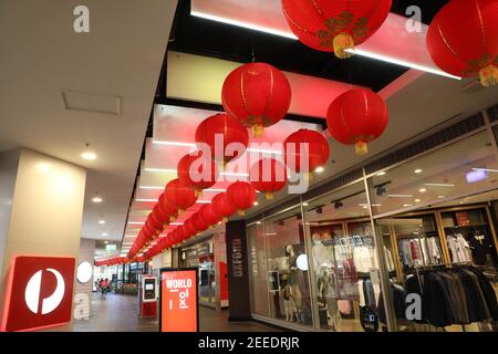 Sydney, Australien. 16th. Februar 2021. Jahr des Ochsen gefeiert am World Square Einkaufszentrum mit Mondlaternen. Kredit: Richard Milnes/Alamy Live Nachrichten Stockfoto