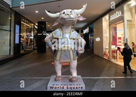 Sydney, Australien. 16th. Februar 2021. Ochsjahr im World Square Einkaufszentrum mit einer Ochsenkatue gefeiert. Kredit: Richard Milnes/Alamy Live Nachrichten Stockfoto