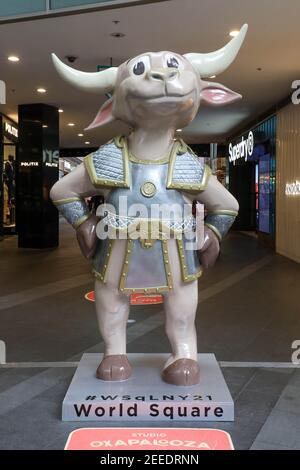 Sydney, Australien. 16th. Februar 2021. Ochsjahr im World Square Einkaufszentrum mit einer Ochsenkatue gefeiert. Kredit: Richard Milnes/Alamy Live Nachrichten Stockfoto