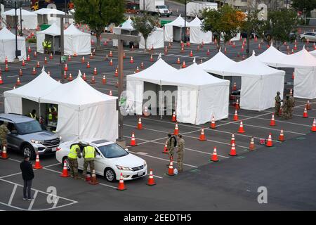 Eine allgemeine Ansicht eines Super Point-of-Distribution Coronavirus COVID-19 Massenimpfstelle in einem Call State LA Parkplatz, Dienstag, 15. Februar 2021, in Stockfoto