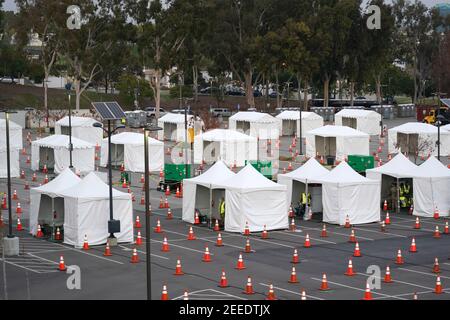 Eine allgemeine Ansicht eines Super Point-of-Distribution Coronavirus COVID-19 Massenimpfstelle in einem Call State LA Parkplatz, Dienstag, 15. Februar 2021, in Stockfoto