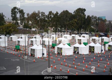 Eine allgemeine Ansicht eines Super Point-of-Distribution Coronavirus COVID-19 Massenimpfstelle in einem Call State LA Parkplatz, Dienstag, 15. Februar 2021, in Stockfoto