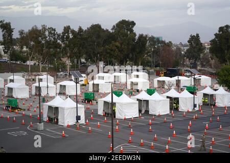 Eine allgemeine Ansicht eines Super Point-of-Distribution Coronavirus COVID-19 Massenimpfstelle in einem Call State LA Parkplatz, Dienstag, 15. Februar 2021, in Stockfoto