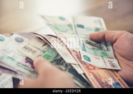 Geschäftsmann Geld zählen, russische Rubel Währung, an seinem Schreibtisch - finanzielle und wohlhabende Konzepte Stockfoto