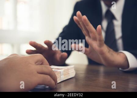 Geschäftsmann Ablehnung Geld von seinem Partner angeboten - Anti-Bestechung Konzept Stockfoto