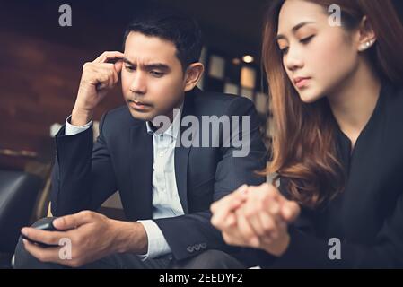 Junge asiatische Paar immer gestresst und enttäuscht nach Geschäftsgespräch Im Café Stockfoto
