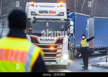Waidhaus, Deutschland. Februar 2021, 16th. Polizeibeamte kontrollieren Fahrzeuge auf einem Parkplatz kurz nach der deutsch-tschechischen Grenze. In der Nacht vom 14,02.2021 traten die verschärften Einreisebestimmungen Deutschlands an der Grenze zur Tschechischen Republik zum Schutz vor gefährlichen Varianten des Coronavirus in Kraft. Quelle: Armin Weigel/dpa/Alamy Live News Stockfoto