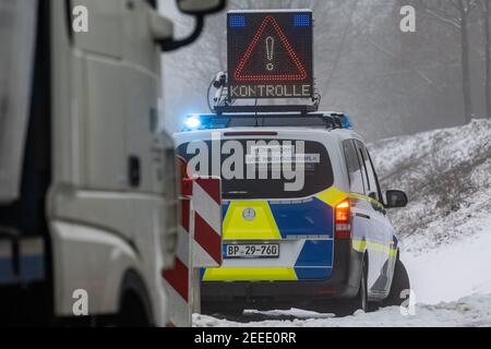 Waidhaus, Deutschland. Februar 2021, 16th. Kurz nach der deutsch-tschechischen Grenze kündigt ein Polizeiauto am frühen Morgen einen Scheck an. In der Nacht vom 14,02.2021 traten die verschärften Einreisebestimmungen Deutschlands an der Grenze zur Tschechischen Republik zum Schutz vor gefährlichen Varianten des Coronavirus in Kraft. Quelle: Armin Weigel/dpa/Alamy Live News Stockfoto