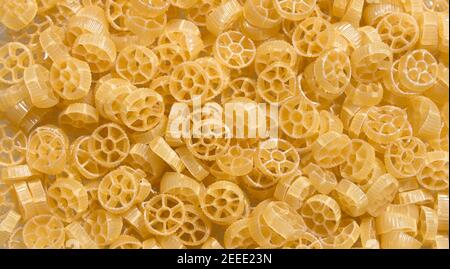 Italienische Penne Rigate Macaroni Pasta Rohkost Stockfoto