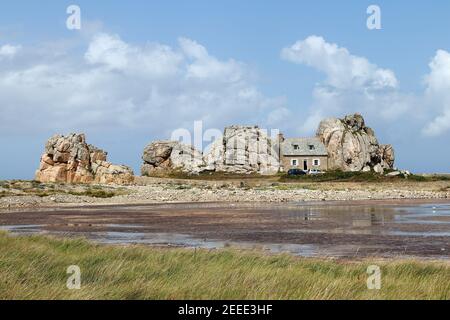 Haus zwischen den Felsen - Le Gouffre, Plougrescant, Bretagne, Frankreich Stockfoto