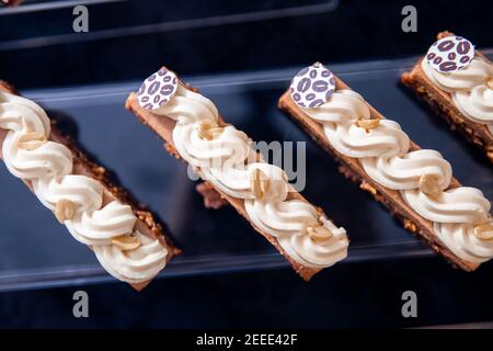 Ausstellung von Werken Haute süße Küche von Konditor, Schokolade Kuchen mit frischen Früchten und Beeren. Stockfoto