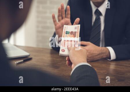 Geschäftsmann Ablehnung Geld, russische Rubel Währung, angeboten von seinem Partner - Anti-Bestechung und Korruption Konzept Stockfoto