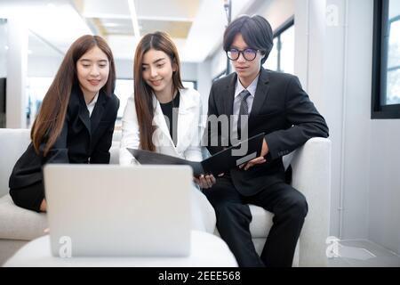 Gruppe von asiatischen jungen Geschäftsleuten treffen Konferenz Arbeit und Kommunizieren Stockfoto