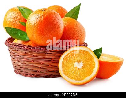 Orangen im Korb auf weißem Hintergrund Stockfoto