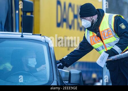 Waidhaus, Deutschland. Februar 2021, 16th. Kurz nach der deutsch-tschechischen Grenze überprüft ein Polizeibeamter ein Fahrzeug auf einem Parkplatz. In der Nacht vom 14,02.2021 traten die verschärften Einreisebestimmungen Deutschlands an der Grenze zur Tschechischen Republik zum Schutz vor gefährlichen Varianten des Coronavirus in Kraft. Quelle: Armin Weigel/dpa/Alamy Live News Stockfoto