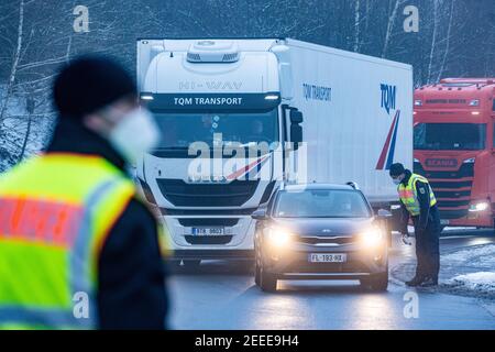 Waidhaus, Deutschland. Februar 2021, 16th. Polizeibeamte kontrollieren Fahrzeuge auf einem Parkplatz kurz nach der deutsch-tschechischen Grenze. In der Nacht vom 14,02.2021 traten die verschärften Einreisebestimmungen Deutschlands an der Grenze zur Tschechischen Republik zum Schutz vor gefährlichen Varianten des Coronavirus in Kraft. Quelle: Armin Weigel/dpa/Alamy Live News Stockfoto