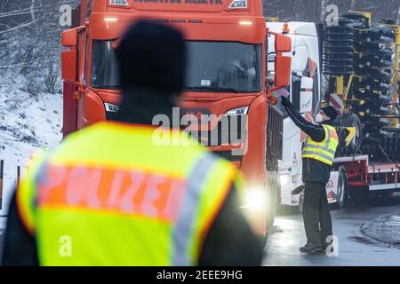 Waidhaus, Deutschland. Februar 2021, 16th. Polizeibeamte kontrollieren Fahrzeuge auf einem Parkplatz kurz nach der deutsch-tschechischen Grenze. In der Nacht vom 14,02.2021 traten die verschärften Einreisebestimmungen Deutschlands an der Grenze zur Tschechischen Republik zum Schutz vor gefährlichen Varianten des Coronavirus in Kraft. Quelle: Armin Weigel/dpa/Alamy Live News Stockfoto