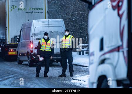 Waidhaus, Deutschland. Februar 2021, 16th. Polizeibeamte kontrollieren Fahrzeuge auf einem Parkplatz kurz nach der deutsch-tschechischen Grenze. In der Nacht vom 14,02.2021 traten die verschärften Einreisebestimmungen Deutschlands an der Grenze zur Tschechischen Republik zum Schutz vor gefährlichen Varianten des Coronavirus in Kraft. Quelle: Armin Weigel/dpa/Alamy Live News Stockfoto