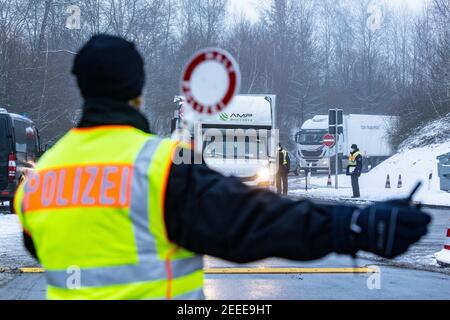 Waidhaus, Deutschland. Februar 2021, 16th. Polizeibeamte kontrollieren Fahrzeuge auf einem Parkplatz kurz nach der deutsch-tschechischen Grenze. In der Nacht vom 14,02.2021 traten die verschärften Einreisebestimmungen Deutschlands an der Grenze zur Tschechischen Republik zum Schutz vor gefährlichen Varianten des Coronavirus in Kraft. Quelle: Armin Weigel/dpa/Alamy Live News Stockfoto