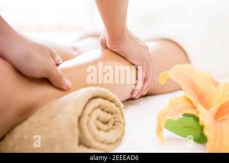 Professioneller Therapeut gibt entspannende Thai Öl Bein Massage Behandlung Eine Frau im Spa Stockfoto