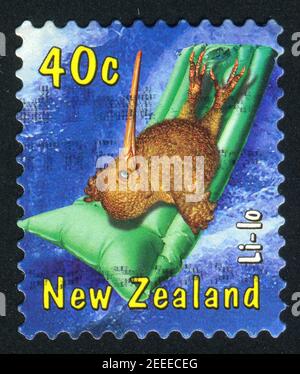 NEUSEELAND - UM 2000: Briefmarke gedruckt von Neuseeland, zeigt aufblasbares Strandkissen, um 2000 Stockfoto