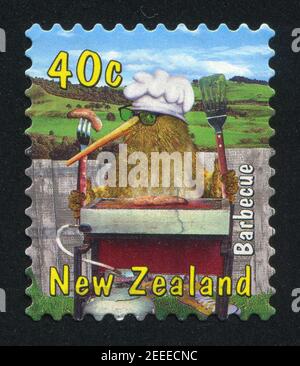 NEUSEELAND - UM 2000: Stempel gedruckt von Neuseeland, zeigt Kiwi mit Grill, um 2000 Stockfoto