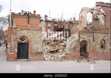 LUGANSK, UKRAINE - 25. MÄRZ 2016: Das zerstörte Gebäude nach einem Mörserangriff Stockfoto