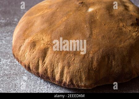 Hausgemachtes Brot mit der alten Methode Stockfoto