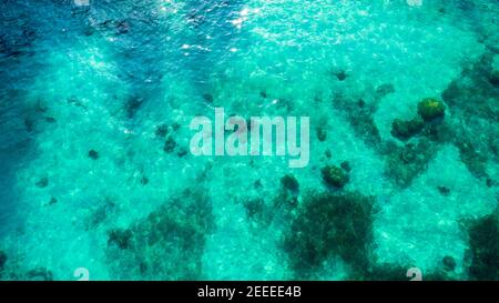 Schönes klares türkisfarbenes Meerwasser am tropischen Strand im Sommer - Natürliches Hintergrundkonzept Stockfoto
