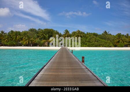 Fußgängerbrücke von Paradise Island (lankanfinolhu) bei Sonnenuntergang, Malediven Stockfoto