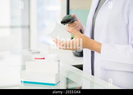 Apotheker Scannen Medikamentenflasche mit Barcode-Scanner in der Apotheke Stockfoto