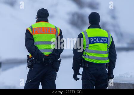 Breitenau, Deutschland. Februar 2021, 16th. Zwei Polizisten warten am Ausgang des Parkplatzes am Heidenholz auf der A17 bei Breitenau auf Pendler oder Reisende, die nach Deutschland einreisen und können einen negativen Corona-Test zeigen. In der Nacht vom 14. Februar 2021 traten die verschärften deutschen Einreisebestimmungen an der Grenze zur Tschechischen Republik zum Schutz vor gefährlichen Varianten des Coronavirus in Kraft. Quelle: Daniel Schäfer/dpa-Zentralbild/dpa/Alamy Live News Stockfoto
